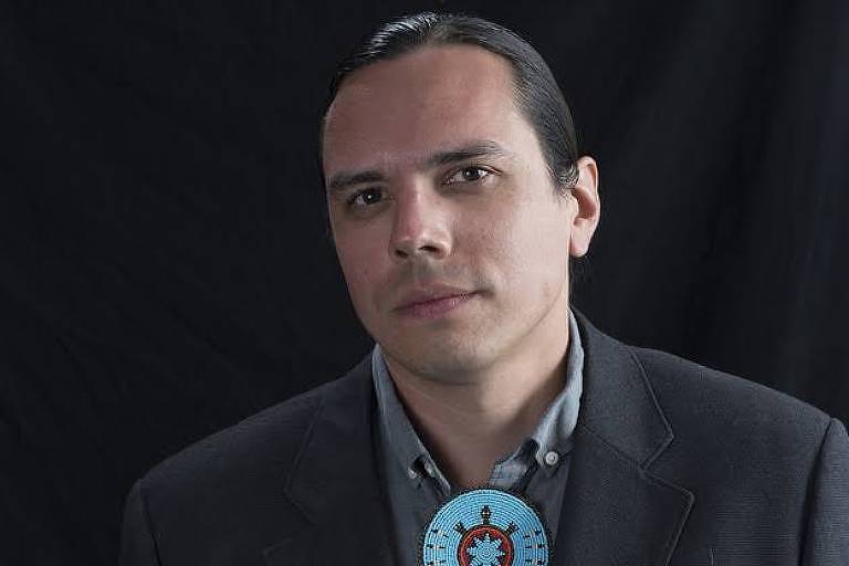 Nick Estes, liderança da tribo Lower Brule Sioux, de Dakota do Sul (EUA), é professor assistente do Departamento de Estudos Americanos da Universidade do Novo México (EUA), co-fundador da organização indígena de resistência The Red Nation e um dos articuladores do movimento Standing Rock que reuniu diversas etnias contrárias à construção de um oleoduto em terras indígenas, sobre o que escreveu um livro.