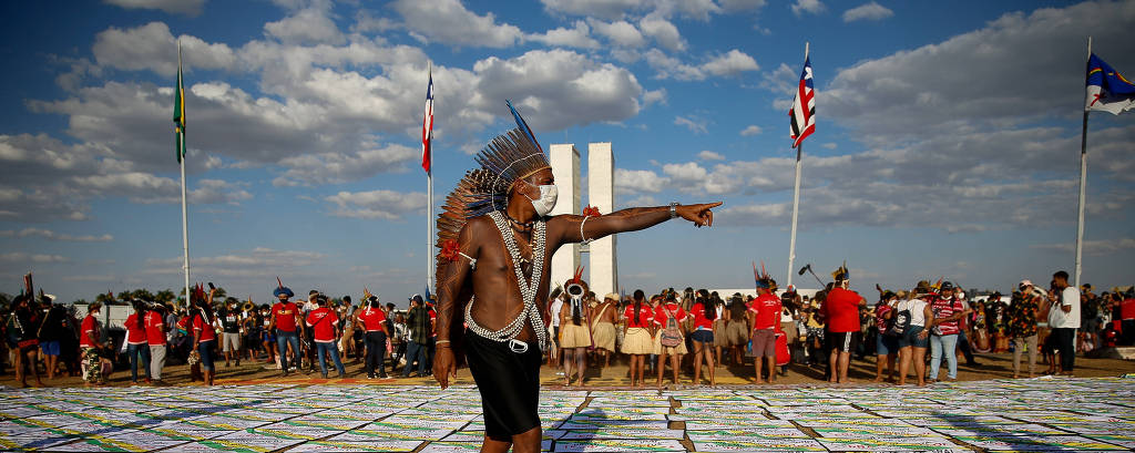 Indígenas em protesto em frente ao Congresso Nacional
