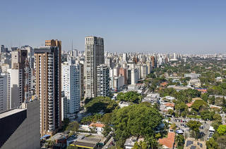 Especial Bairros: Jardins :  Vista aerea do do Jardim Paulista  (setor dos predios a esquerda) e Jardim America (areas verdes)