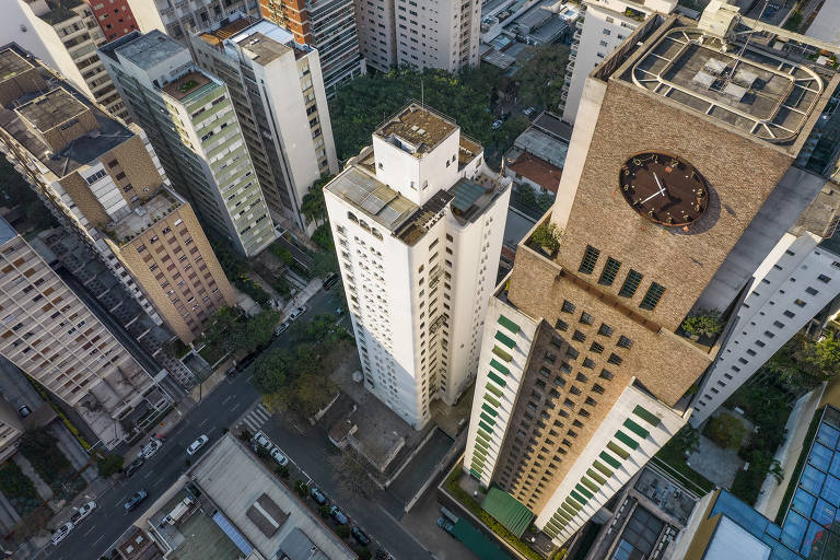 Vista aérea de prédios do Jardim Paulista, com destaque para o relógio no topo do hotel Fasano