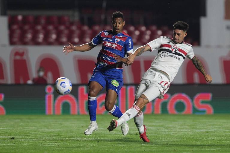 Atacante Rigoni chuta para marcar o segundo gol do São Paulo, antes de o Fortaleza se recuperar e empatar no finzinho  o duelo do Morumbi