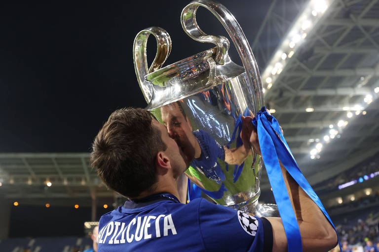 Azpilicueta, do Chelsea, festeja o título da última Champions League, após vitória na final sobre o Manchester City