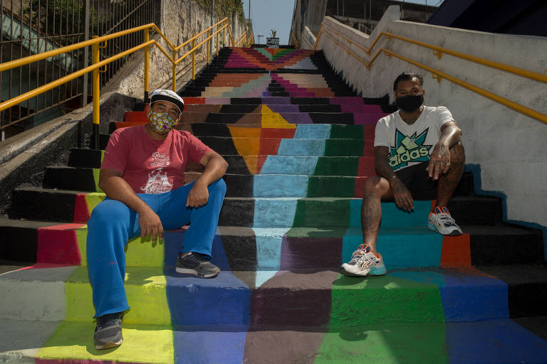 Escadão da Freguesia do Ó foi grafitado recentemente em homenagem ao aniversário de 441 anos do bairro na zona norte de São Paulo. Na foto, os grafiteiros Islim (de camiseta branca) e Preto