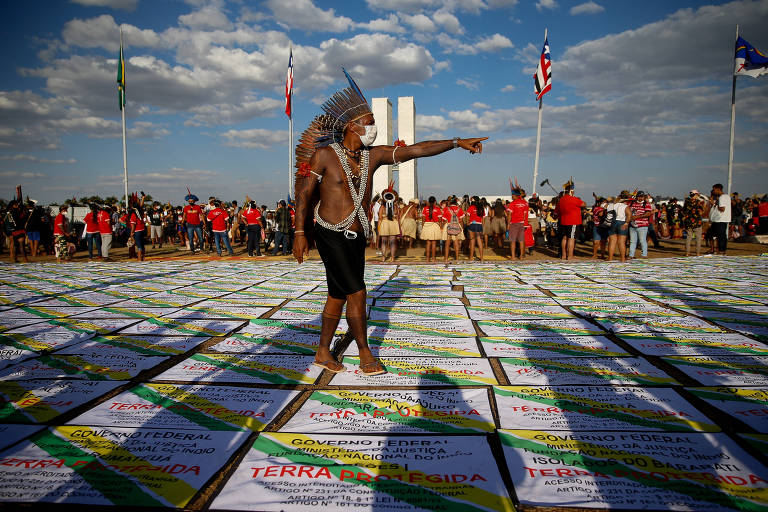 Cerca de 6.000 indígenas participam do acampamento Luta Pela Vida, em Brasília, com manifestações em frente ao Congresso Nacional