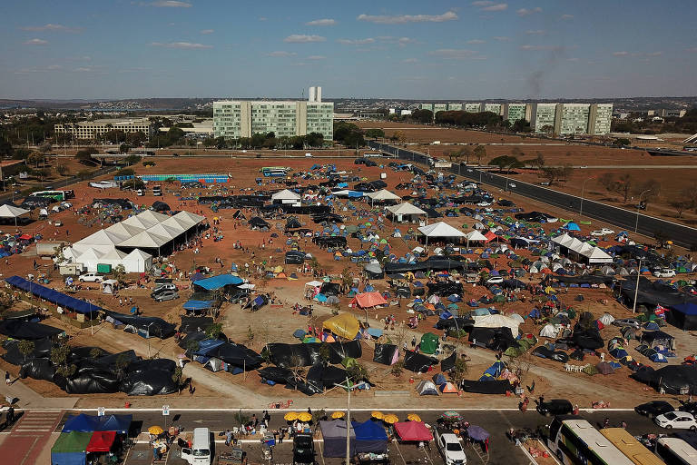 Foto panorâmica mostra o acampamento 'Luta pela Vida', formado por diversas tendas e cabanas dispostas na esplanada dos Ministérios, em Brasília