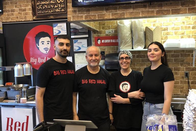 Da esq. p/a a dir.: Arsalan, Ehsan, Layla e Oresh Goushi, no restaurante Big Red Halal, em Springfield, Virgínia