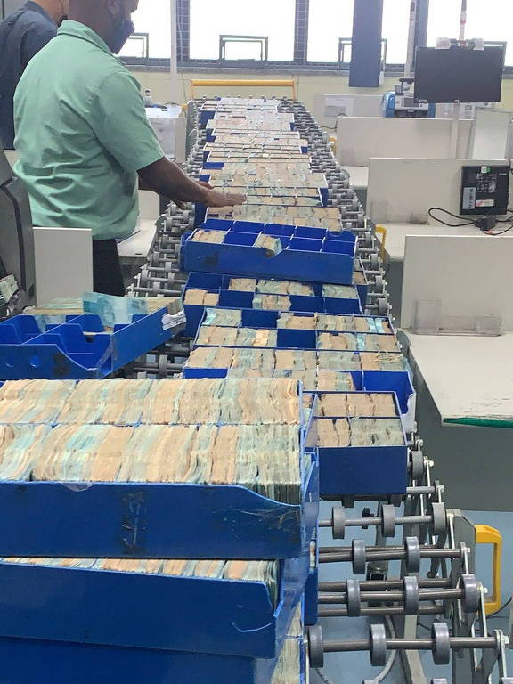 Contagem de cédulas apreendidas na operação Kryptos, da Polícia Federal, que localizou R$ 13,8 milhões em espécie
