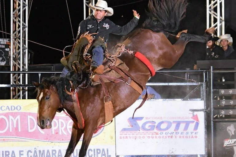 Imagem mostra o peão Adriano Aparecido Batista, 36, de Riolândia (SP), durante montaria; ele está sobre um cavalo, que está pulando