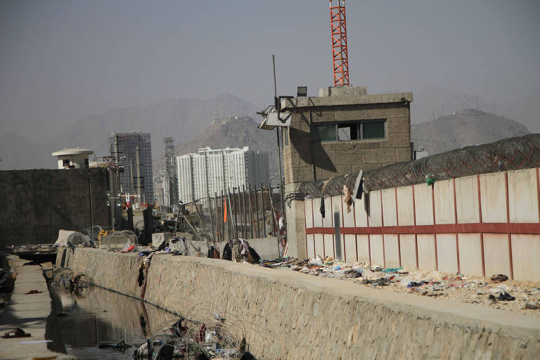 Local onde ocorreram os ataques terroristas em Cabul, do lado de fora do aeroporto internacional da capital afegã