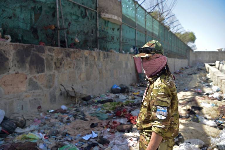 Soldado com uniforme do Ministério do Interior afegão guarda a área atingida pelo ataque da quinta em Cabul