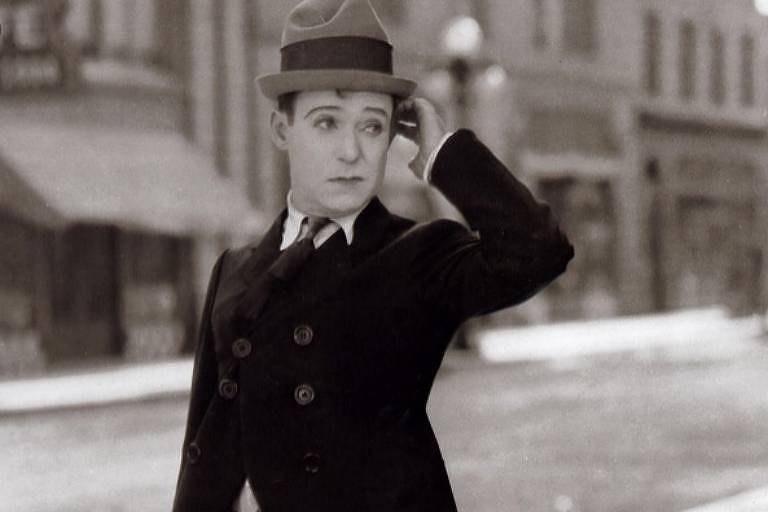 O ator Harry Langdon em cena de "O Homem Forte" (1926), dirigido por Frank Capra