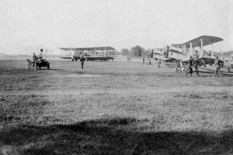 Um Vickers Victoria e dois deHavilland DH-9A que participaram do primeiro voo de evacuação estacionados em Peshawar, então na Índia Britânica