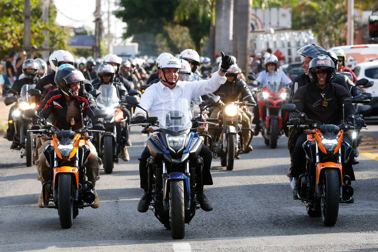 Foi a nona motociata feita pelo presidente, mas a primeira em dia de semana; antes e depois do percurso, Bolsonaro promoveu aglomerações com os participantes
