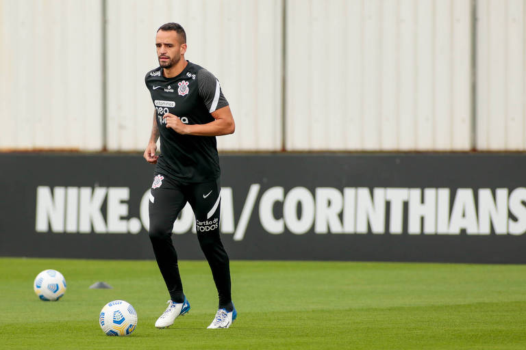 Renato Augusto treina no CT do Corinthians após sua reestreia pelo clube