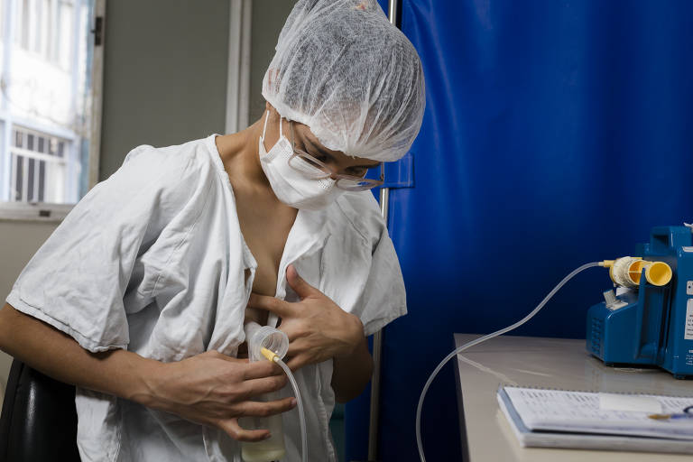 A doadora Beatriz Gomes retirando leite