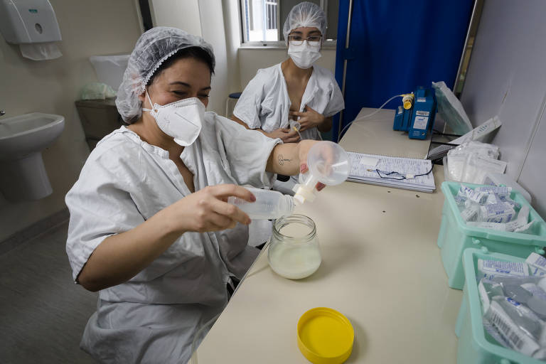 As doadoras Tatiane Soares e Beatriz Gomes retirando leite