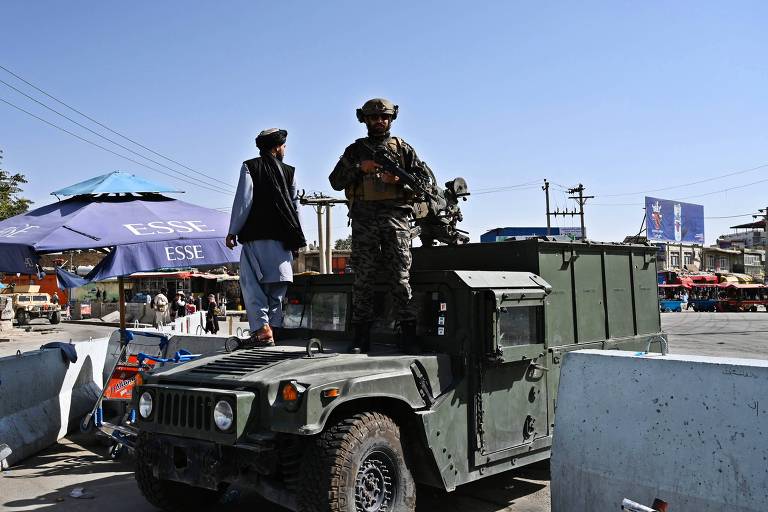 Combatente talibã vigia principal entrada do aeroporto de Cabul, no Afeganistão