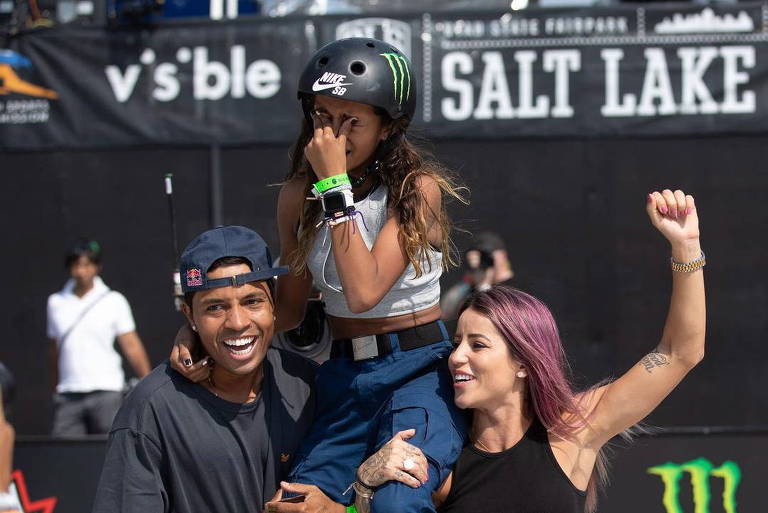 Rayssa Leal é carregada por Leticia Bufoni e Felipe Gustavo depois de vencer a etapa de Salt Lake City da SLS (Street League Skateboarding)