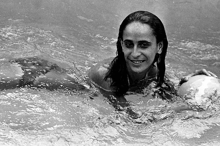 1971, Maria  Bethania brinca na piscina da cubertura de seu apartamento em Ipanema. Foto publicada no livro "  Thereza Eugênia: Portraits 1970-1980" 
