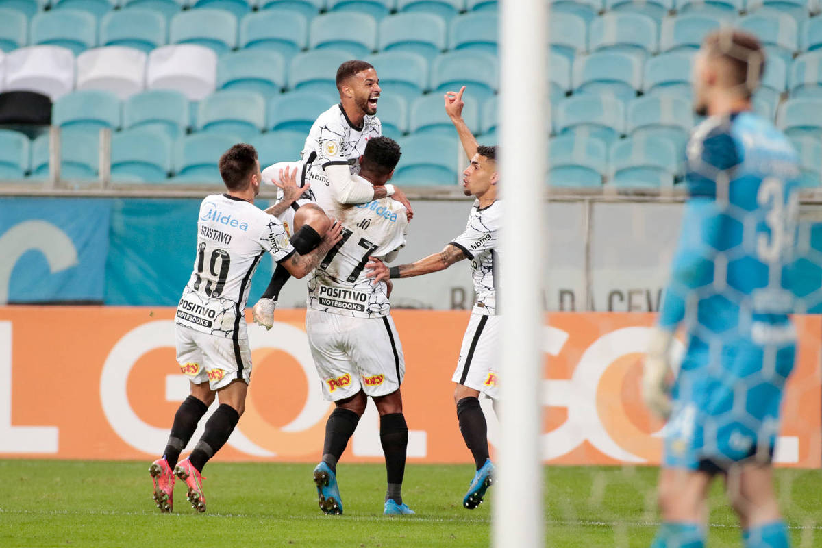 Futebol feminino: no embalo da Fiel, Corinthians goleia o Flamengo