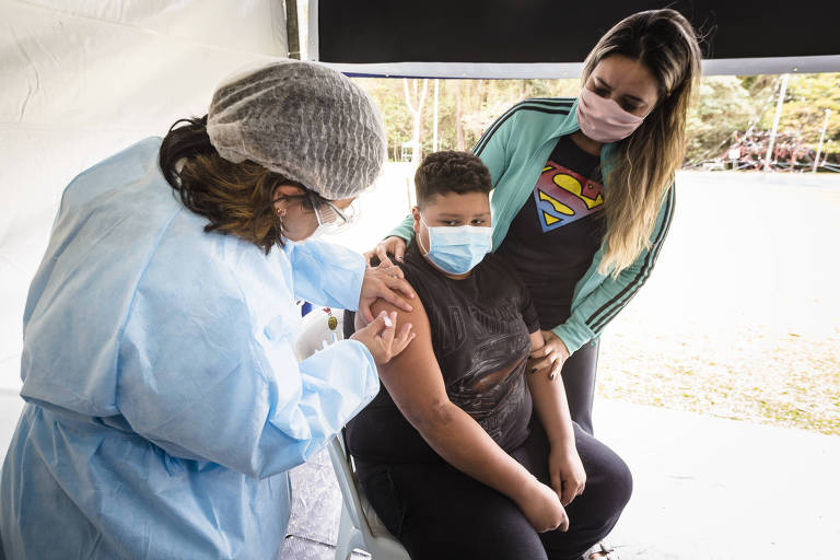 Adolescentes são vacinados contra a Covid no Brasil