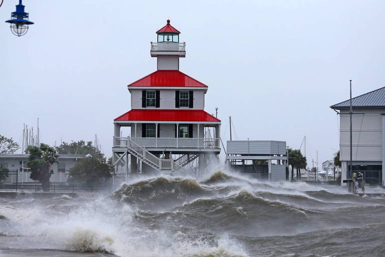 Fortes ondas quebram no Farol Novo Canal, no lago Pontchartrain, como resultado do furacão Ida, em Nova Orleans, na Louisiana