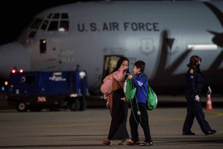 Refugiados afegãos desembarcam de avião da Força Aérea americana em Pristina; Kosovo ofereceu receber milhares de pessoas que fogem do Afeganistão 