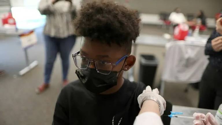 Jovem de 13 anos toma vacina da Pfizer em Los Angeles, nos EUA, na quinta (26)
