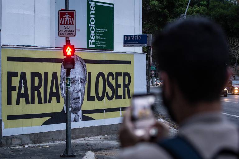 Cartazes que chamam o ministro da Economia Paulo Guedes de "loser" são colados na Avenida Brigadeiro Faria Lima, centro financeiro de São Paulo