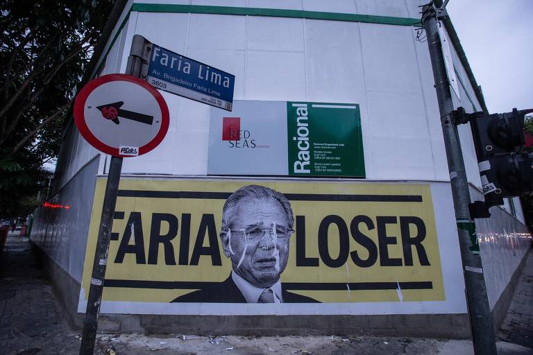 'Faria loser': cartazes críticos a Guedes aparecem em avenida de São Paulo