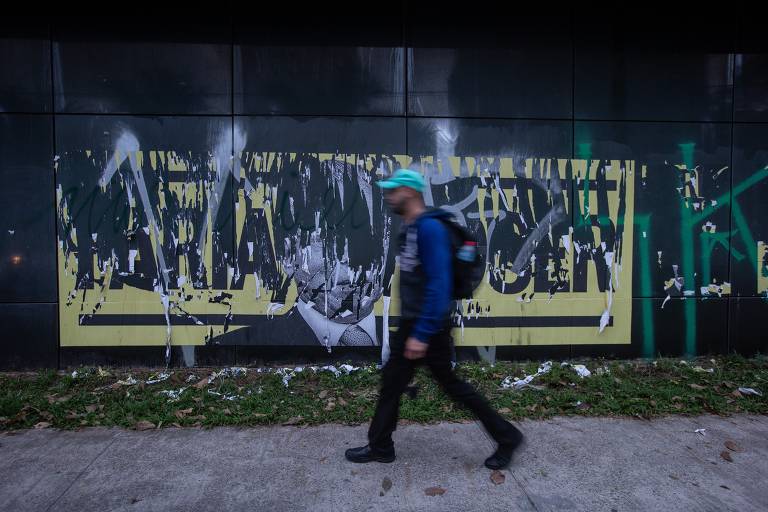 Cartazes que chamam o ministro da Economia Paulo Guedes de "loser" são colados na Avenida Brigadeiro Faria Lima, centro financeiro de São Paulo