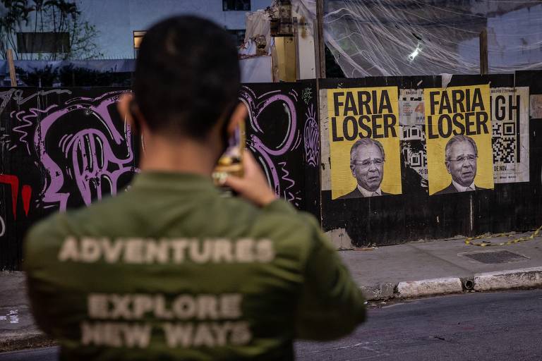 Cartazes que chamam o ministro da Economia Paulo Guedes de "loser" são colados na Avenida Brigadeiro Faria Lima, centro financeiro de São Paulo