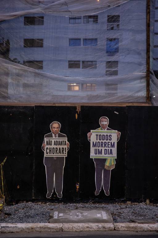 Cartazes que chamam o ministro da Economia Paulo Guedes de "loser" são colados na Avenida Brigadeiro Faria Lima, centro financeiro de São Paulo