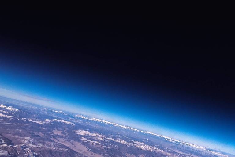 Translúcida, atmosfera terrestre é vista do espaço cobrindo o planeta Terra