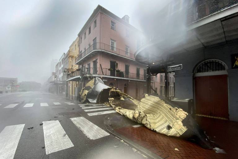 Parte do telhado de um edifício em uma rua de Nova Orleans, no estado da Louisiana, após a passagem do furacão Ida