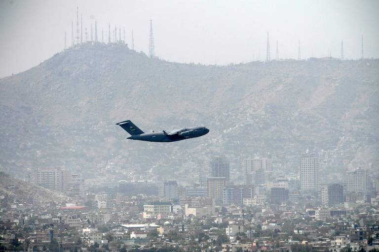 Cargueiro C-17 americano decola do aeroporto de Cabul na manhã desta segunda (30)
