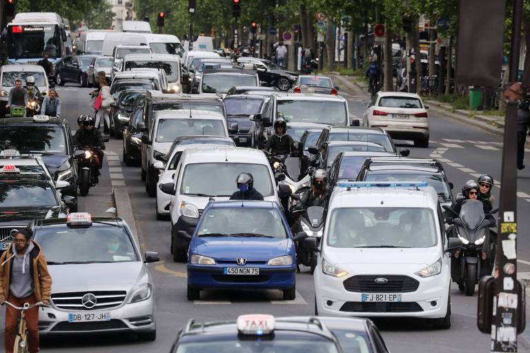 Paris reduz limite de velocidade para 30 km/h para mitigar mudanças climáticas