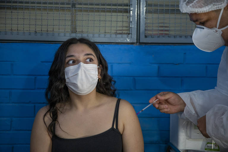 Izabela Carnovale Nunes, 17, filha de Ricardo Nunes, prefeito de São Paulo, é imunizada contra a Covid na capital paulista