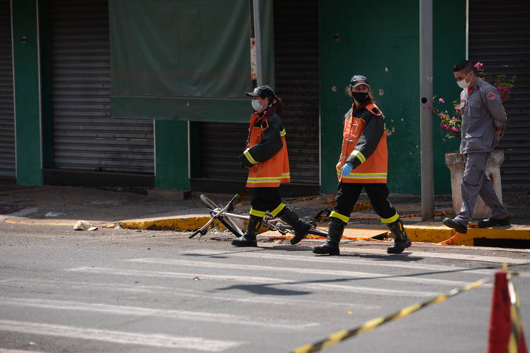 Agentes públicos isolam área onde um morador da cidade foi atingido por explosivo