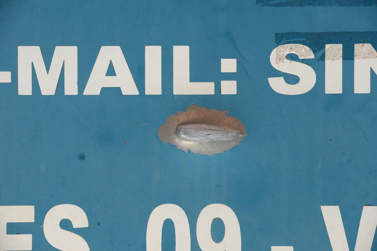 Marca de bala disparada pelos bandidos em comércio da região central de Araçatuba (SP)