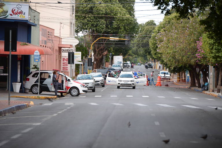 Área central de Araçatuba, isolada pela polícia, que busca por explosivos e realiza perícia