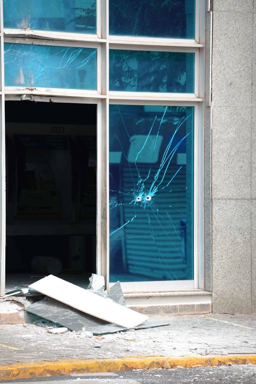 Detalhe de agência da Caixa Econômica Federal atacada pelos criminosos