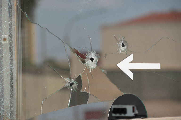 Detalhe de fachada de loja de brinquedos que foi atacada pelo bando