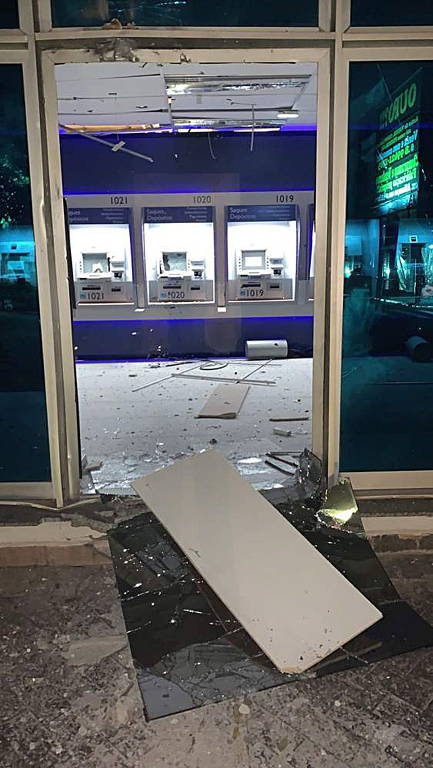Agência bancária atingida pelo ataque do grupo criminoso