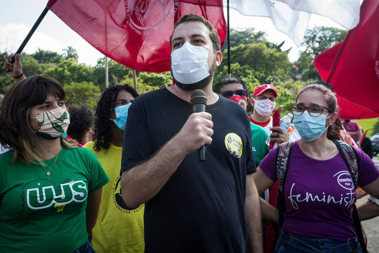 Guilherme Boulos fala com manifestantes em frente ao estádio do Pacaembu durante protesto contra Bolsonaro