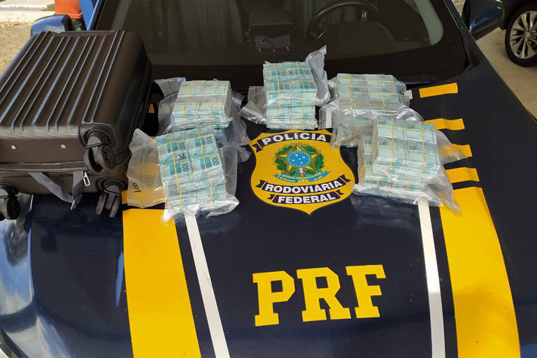 Polícia Rodoviária apreende R$ 1 milhão dentro de carro no interior de SP