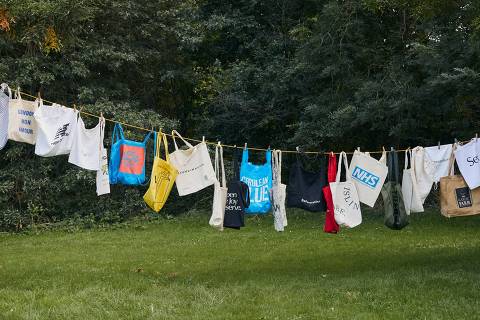 Uma coleção de ecobags acumulada por uma única pessoa desde o início da corrida para substituir as sacolas plásticas por materiais reutilizáveis