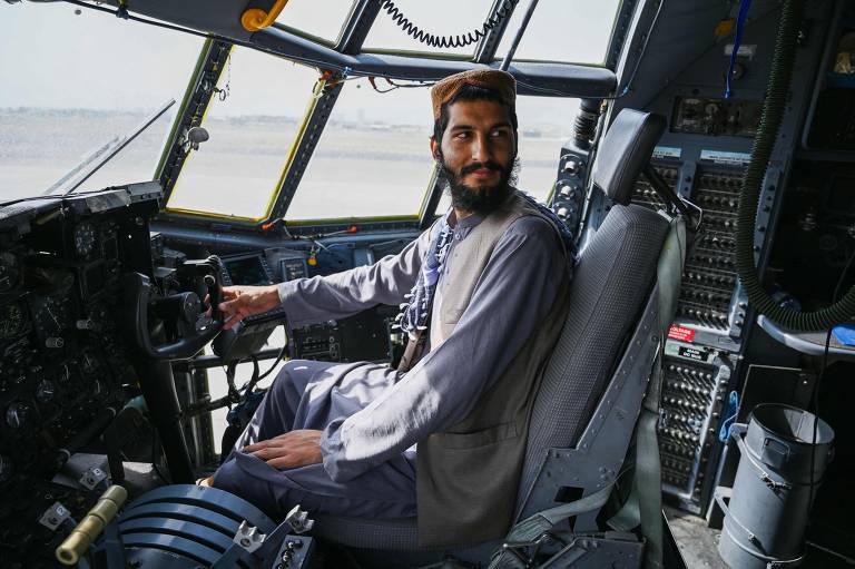 Talibã na cabine de comando de um avião de transporte C-130 Hércules da Força Aérea Afegã, em Cabul