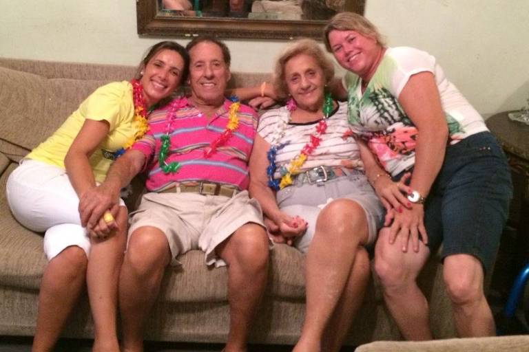 Beth Gomes, à direita do sofá, sentada ao lado de sua 'família do coração': Manoel Ferreira e Ruth Amaral (ao centro) e Rosana Ferreira