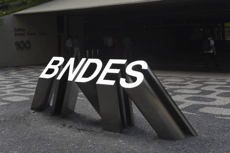 Símbolo do BNDES em frenteà sede do banco, no Rio de Janeiro